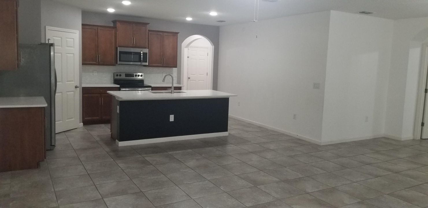 For Rent: $2,900 (4 beds, 2 baths, 1955 Square Feet)