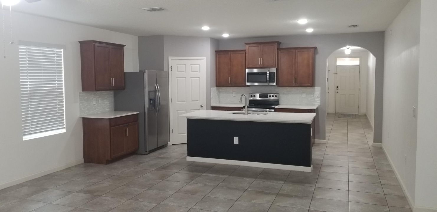 For Rent: $2,900 (4 beds, 2 baths, 1955 Square Feet)