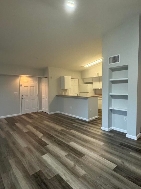For Rent: $1,475 (1 beds, 1 baths, 868 Square Feet)