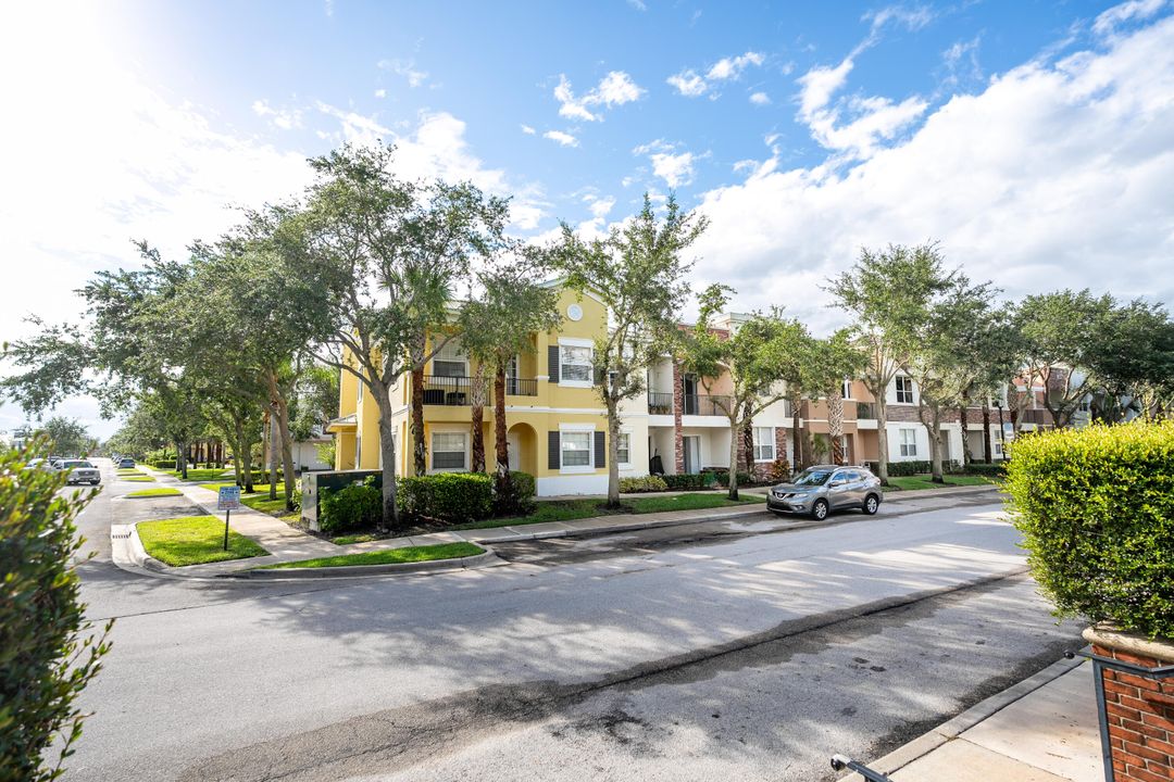 For Sale: $289,900 (2 beds, 2 baths, 1231 Square Feet)