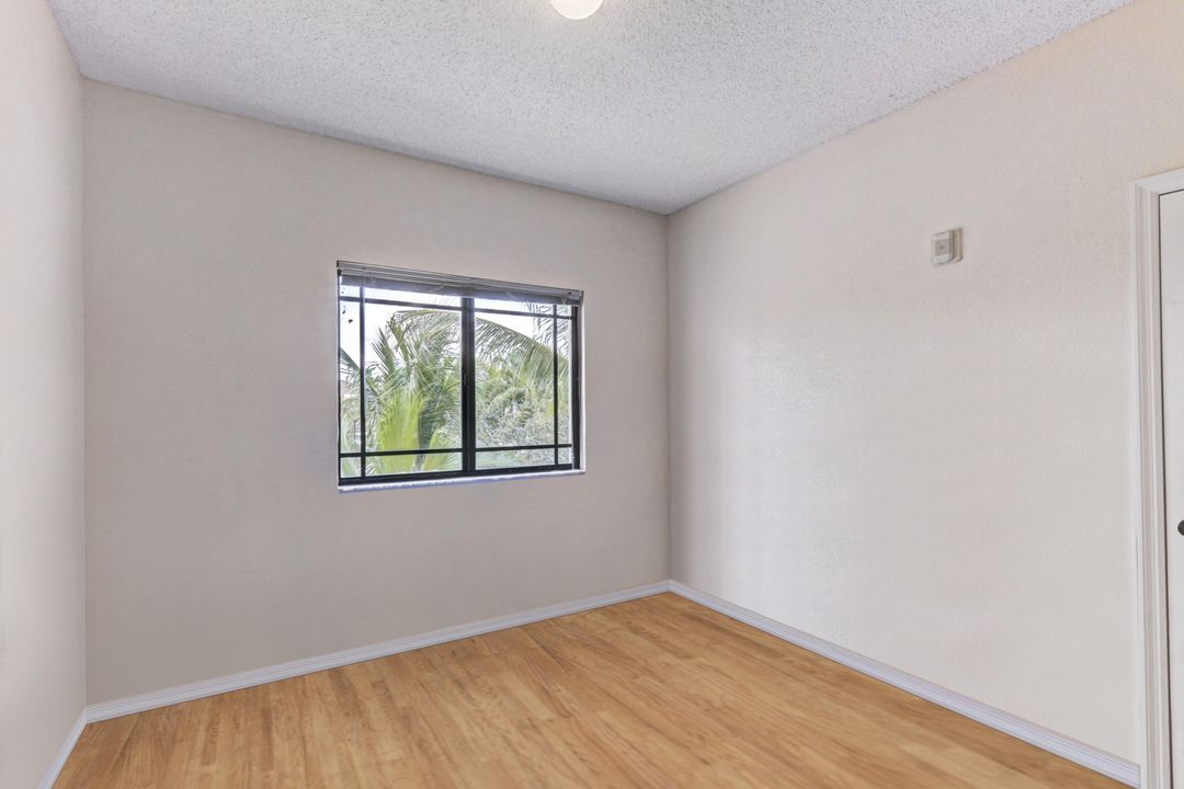 For Sale: $330,000 (2 beds, 2 baths, 978 Square Feet)