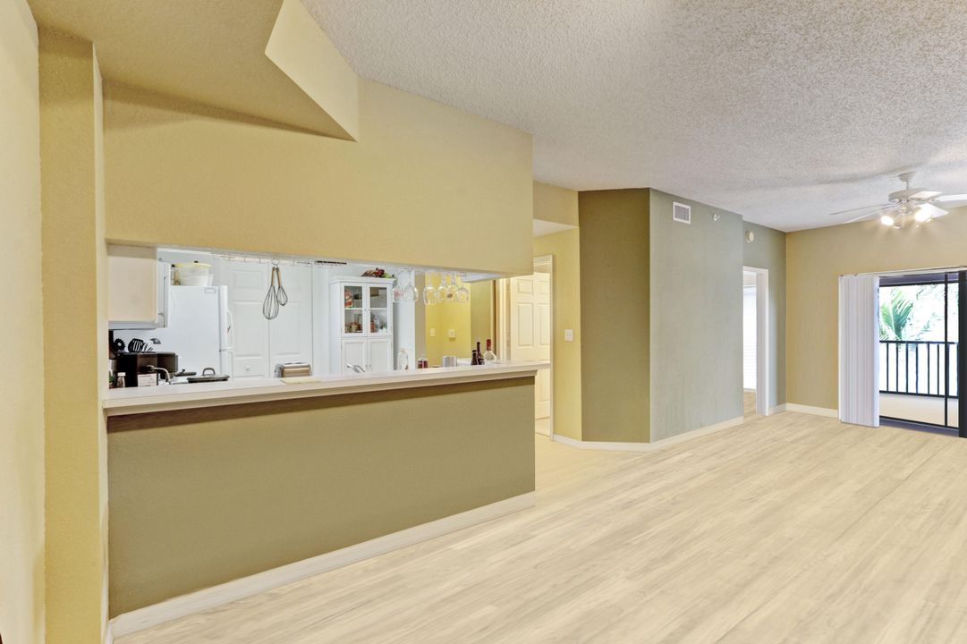 For Sale: $330,000 (2 beds, 2 baths, 978 Square Feet)