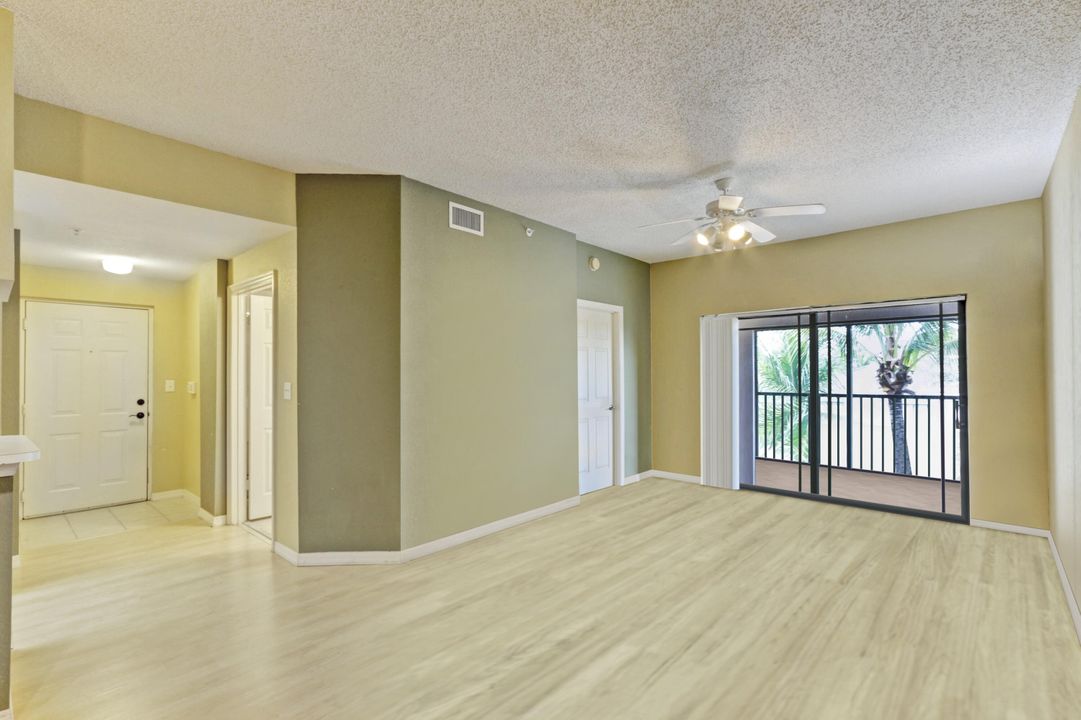 For Sale: $330,000 (2 beds, 2 baths, 978 Square Feet)