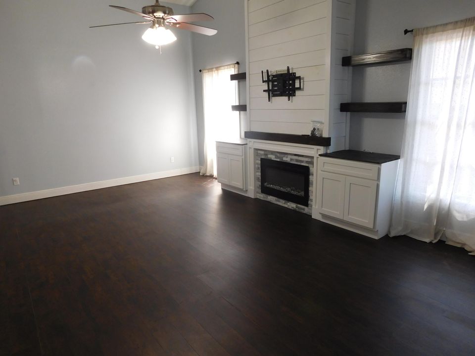 For Sale: $385,000 (3 beds, 2 baths, 1751 Square Feet)