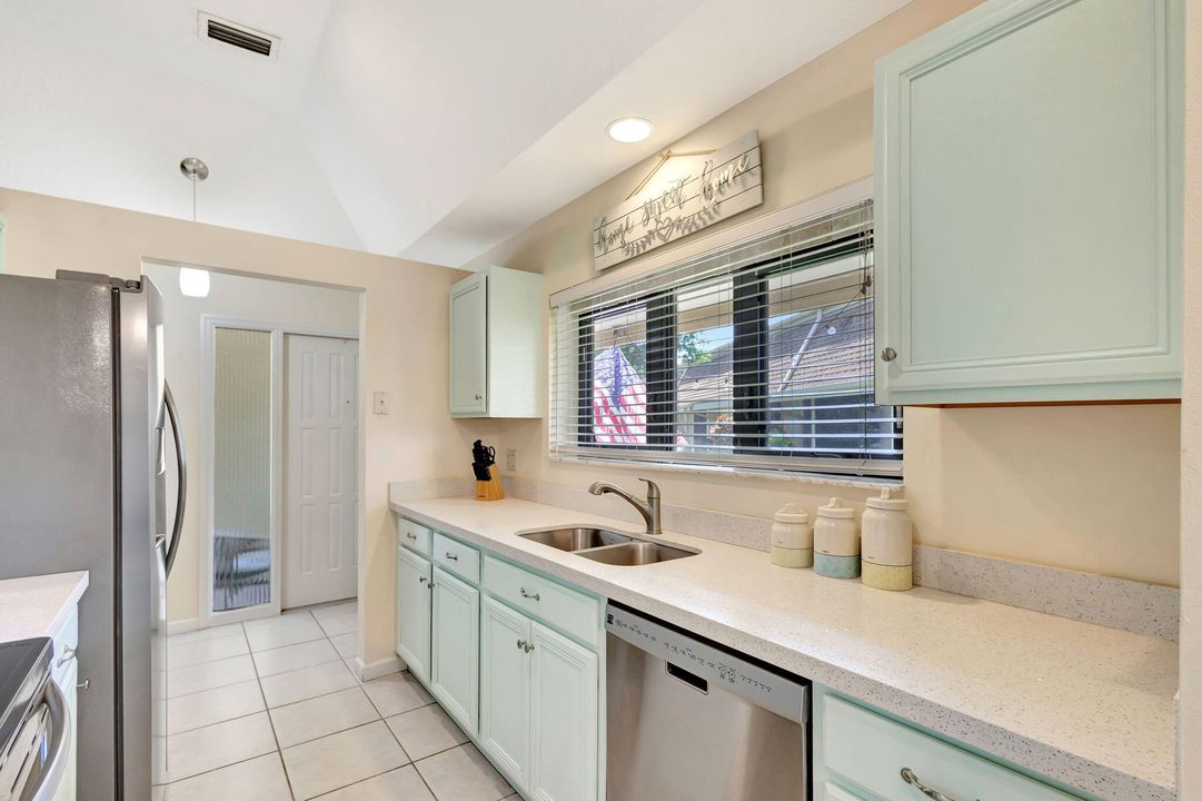 For Sale: $449,900 (2 beds, 2 baths, 1371 Square Feet)