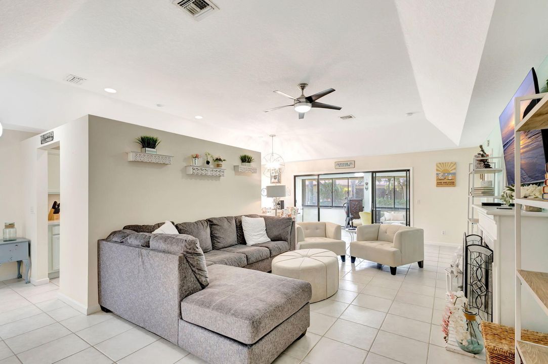 For Sale: $449,900 (2 beds, 2 baths, 1371 Square Feet)