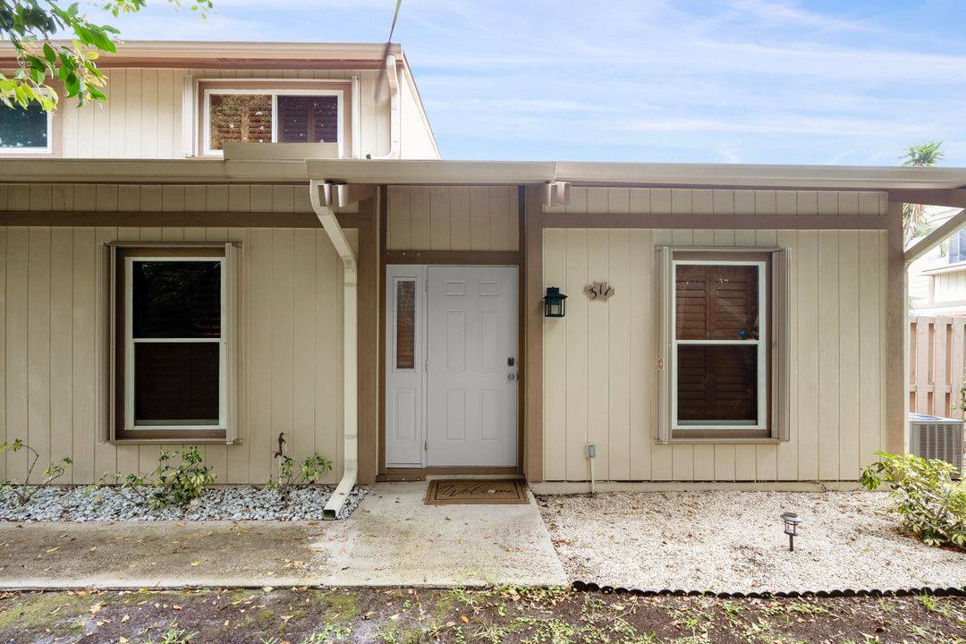 For Sale: $370,000 (3 beds, 2 baths, 1022 Square Feet)