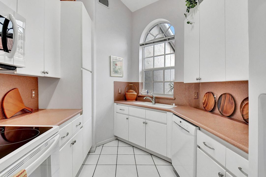 Active With Contract: $699,000 (3 beds, 2 baths, 1871 Square Feet)