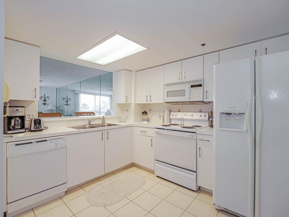 For Sale: $430,000 (2 beds, 2 baths, 1174 Square Feet)