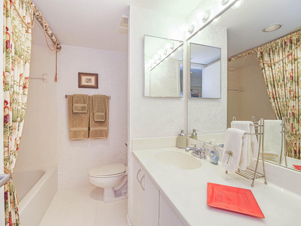 For Sale: $430,000 (2 beds, 2 baths, 1174 Square Feet)