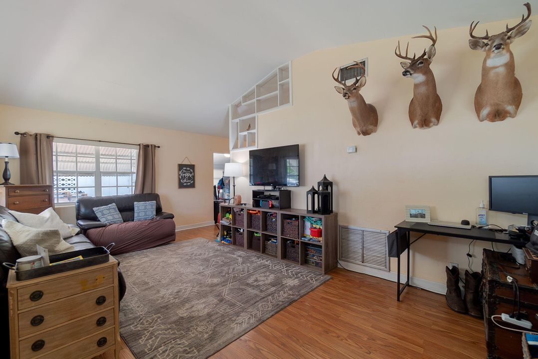 Active With Contract: $385,000 (2 beds, 1 baths, 945 Square Feet)