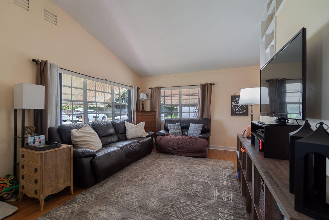 Active With Contract: $385,000 (2 beds, 1 baths, 945 Square Feet)