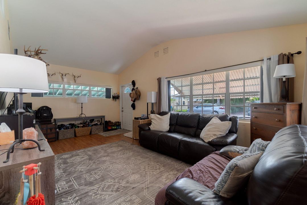 Active With Contract: $385,000 (2 beds, 1 baths, 945 Square Feet)