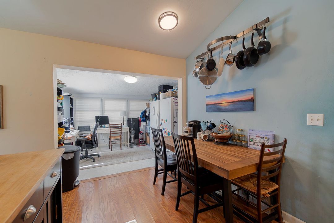 Active With Contract: $385,000 (2 beds, 1 baths, 945 Square Feet)