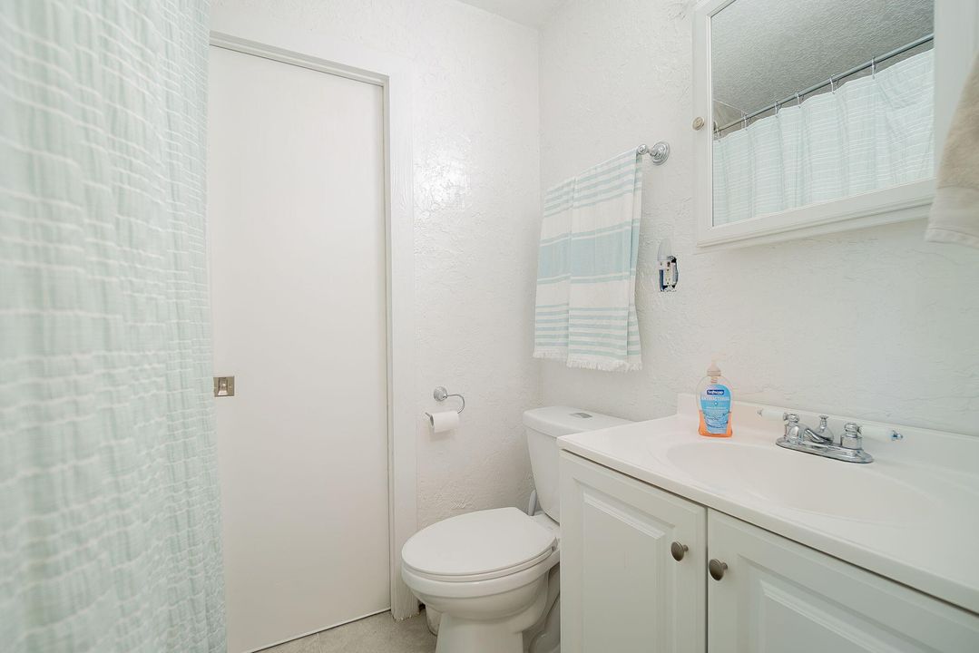 Active With Contract: $385,000 (2 beds, 1 baths, 945 Square Feet)