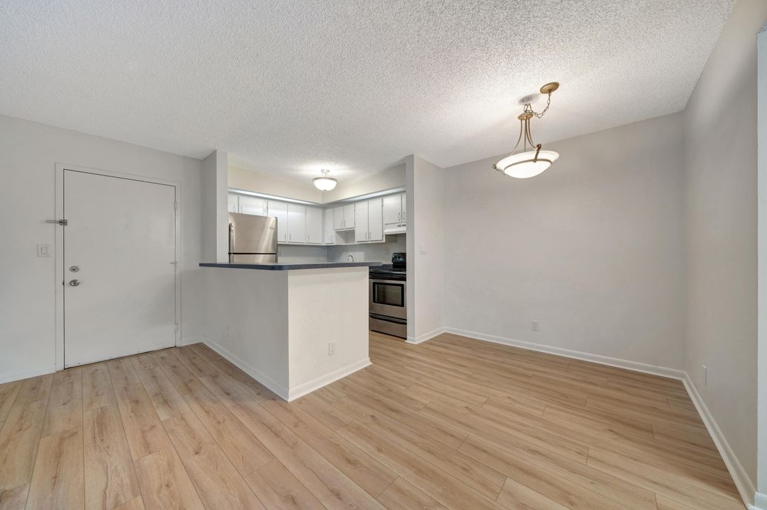 Active With Contract: $1,880 (2 beds, 2 baths, 976 Square Feet)