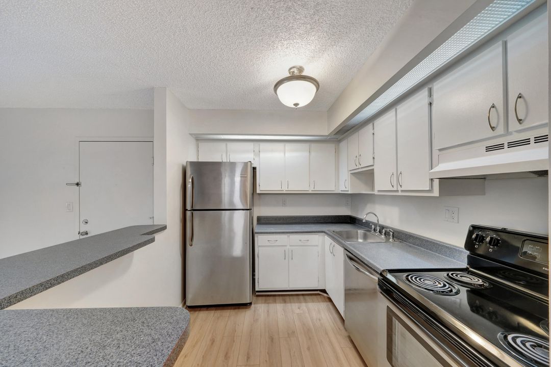 Active With Contract: $1,880 (2 beds, 2 baths, 976 Square Feet)