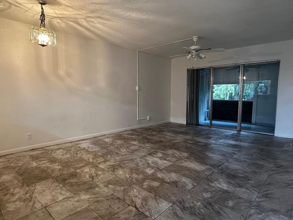Recently Sold: $105,000 (1 beds, 1 baths, 696 Square Feet)