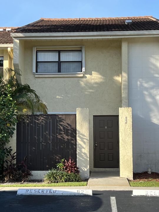 Active With Contract: $2,650 (3 beds, 2 baths, 1687 Square Feet)