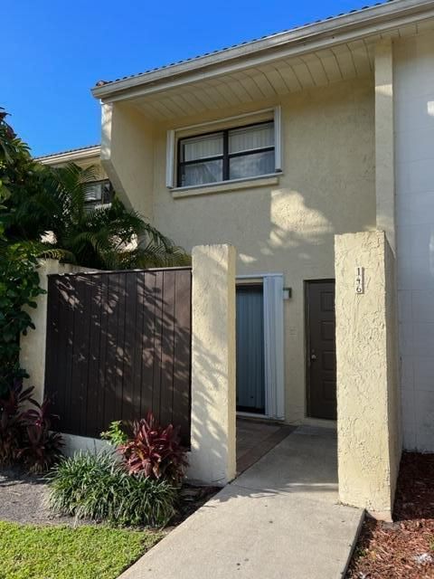 Active With Contract: $2,650 (3 beds, 2 baths, 1687 Square Feet)