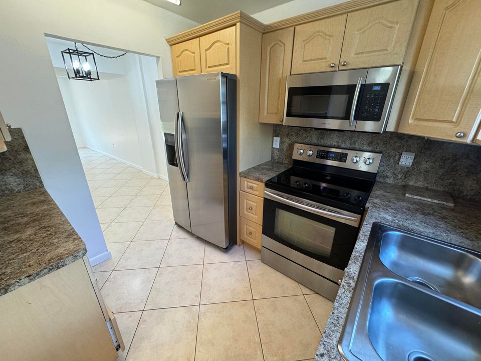 For Rent: $2,150 (2 beds, 0 baths, 1000 Square Feet)