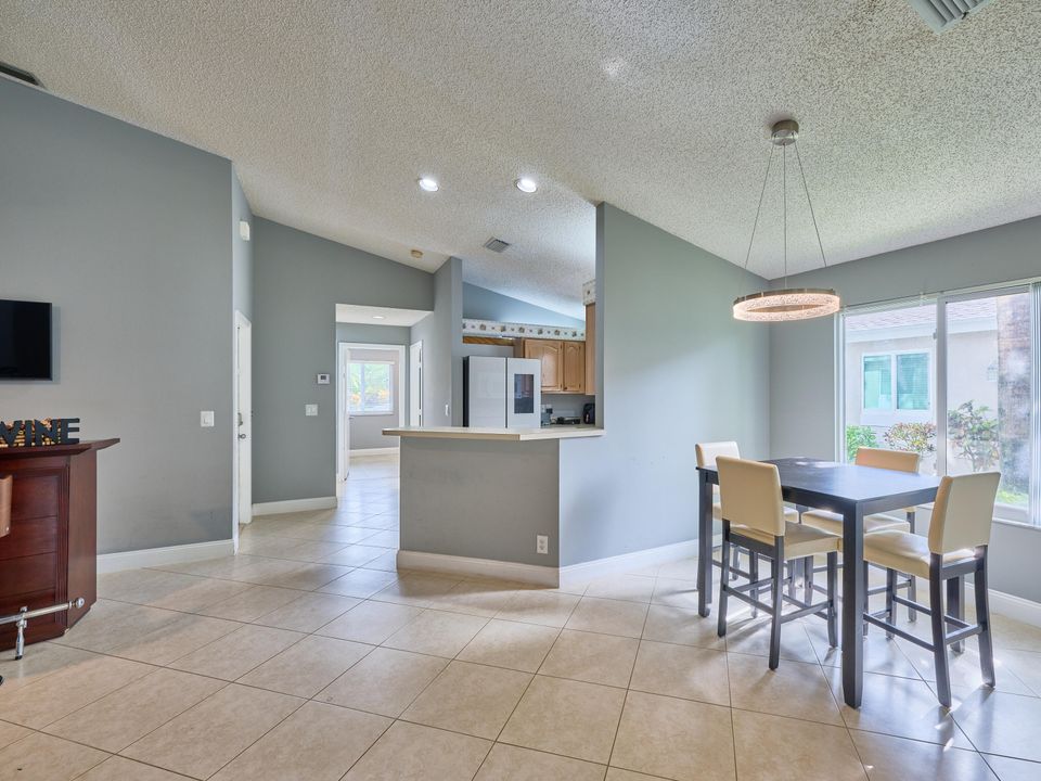 For Sale: $449,900 (2 beds, 2 baths, 1339 Square Feet)