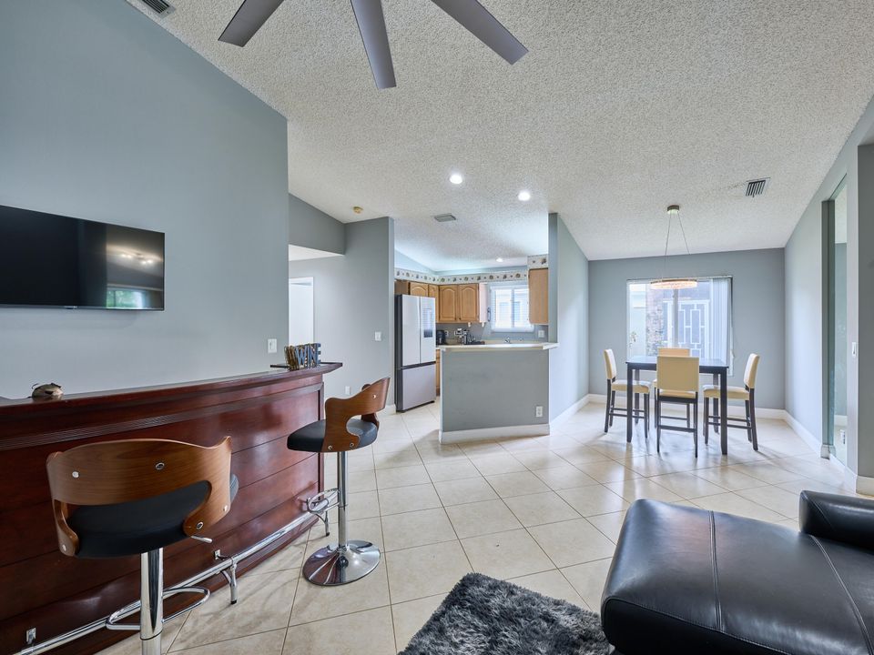 For Sale: $449,900 (2 beds, 2 baths, 1339 Square Feet)