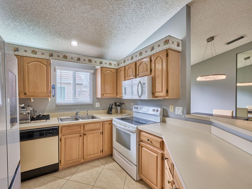 For Sale: $449,900 (2 beds, 2 baths, 1339 Square Feet)