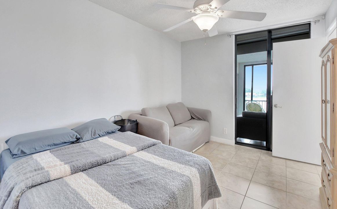 Active With Contract: $319,000 (3 beds, 2 baths, 1098 Square Feet)