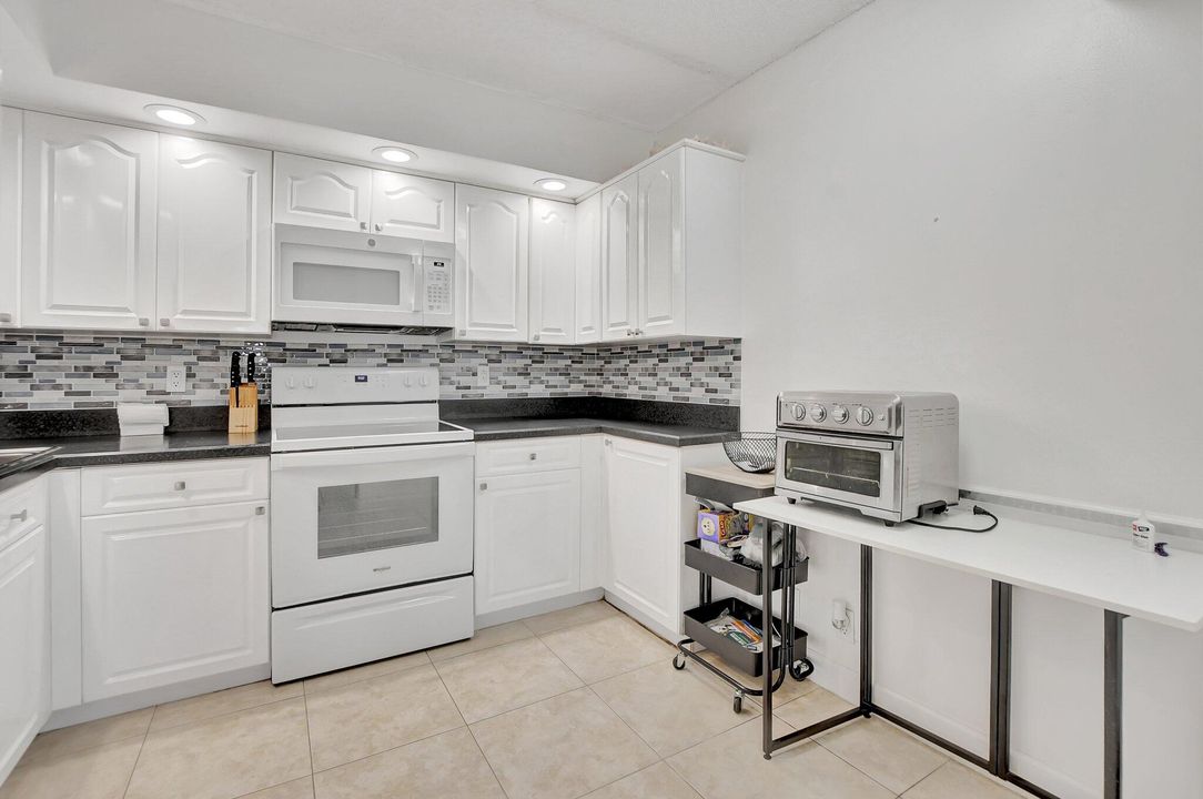 Active With Contract: $319,000 (3 beds, 2 baths, 1098 Square Feet)