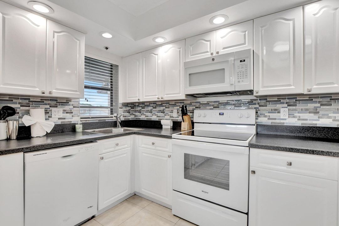 Active With Contract: $319,000 (3 beds, 2 baths, 1098 Square Feet)