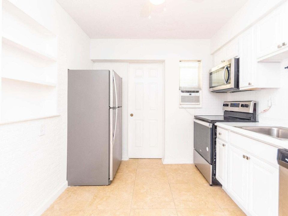 For Rent: $2,400 (2 beds, 1 baths, 1042 Square Feet)