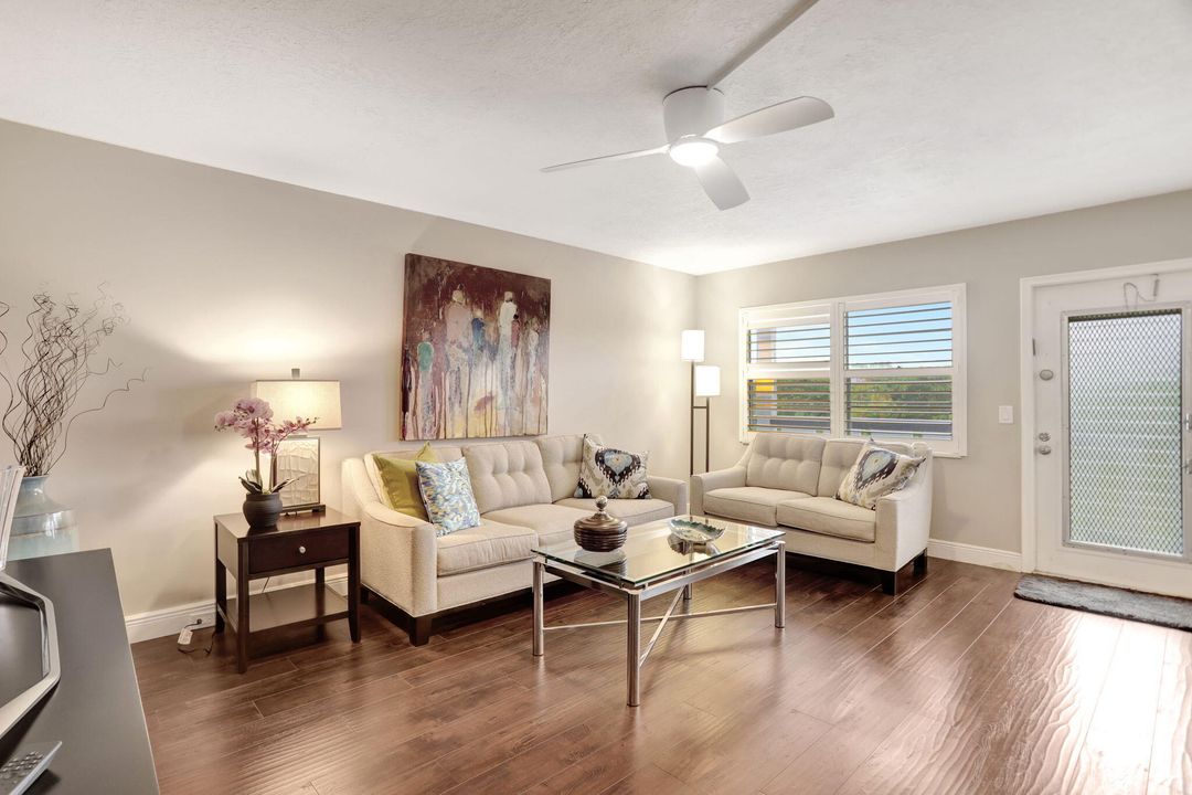 For Sale: $279,000 (2 beds, 2 baths, 1000 Square Feet)