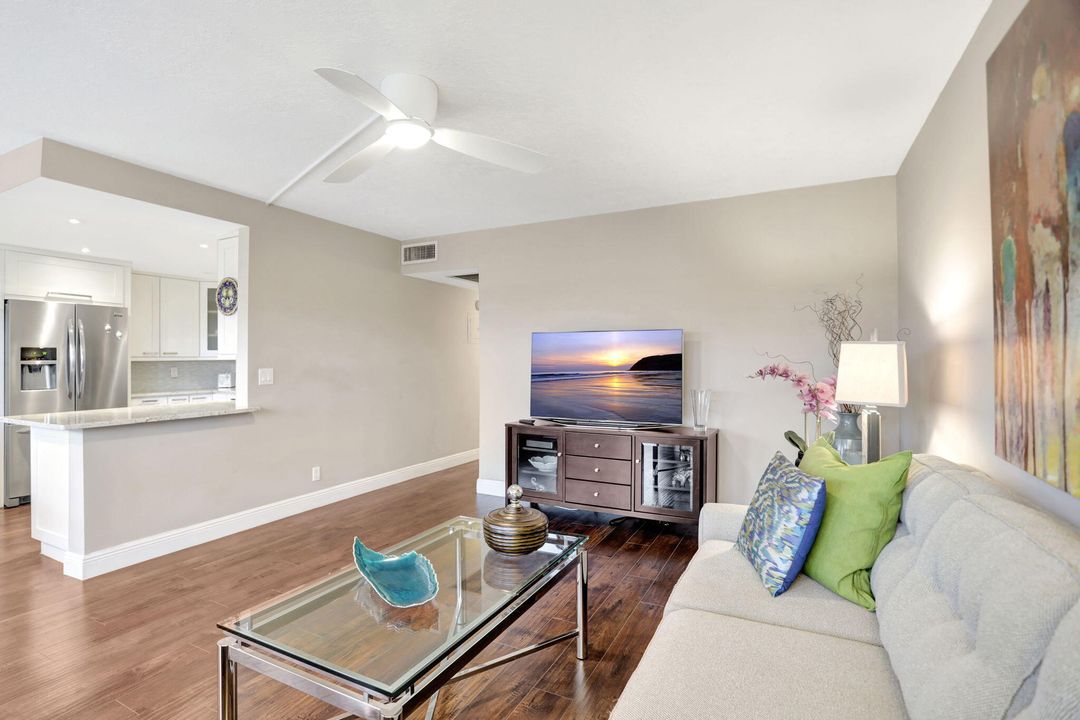 For Sale: $279,000 (2 beds, 2 baths, 1000 Square Feet)