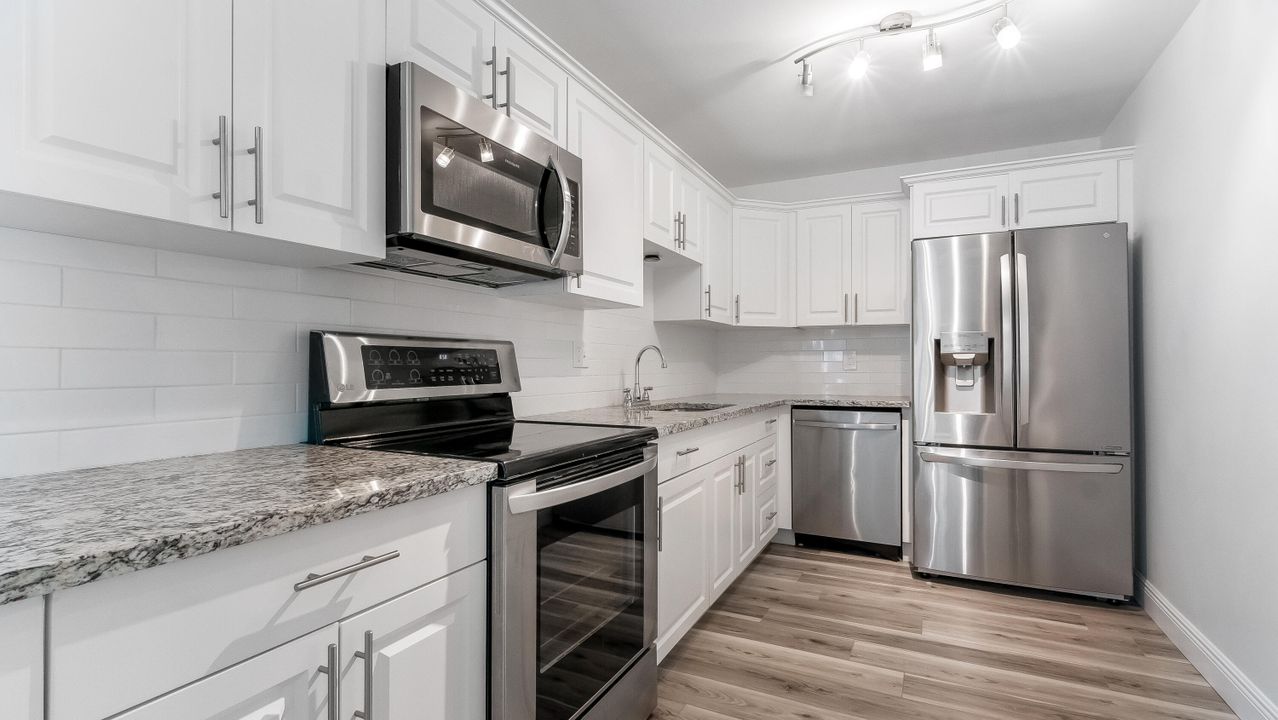 For Sale: $259,900 (2 beds, 2 baths, 1238 Square Feet)