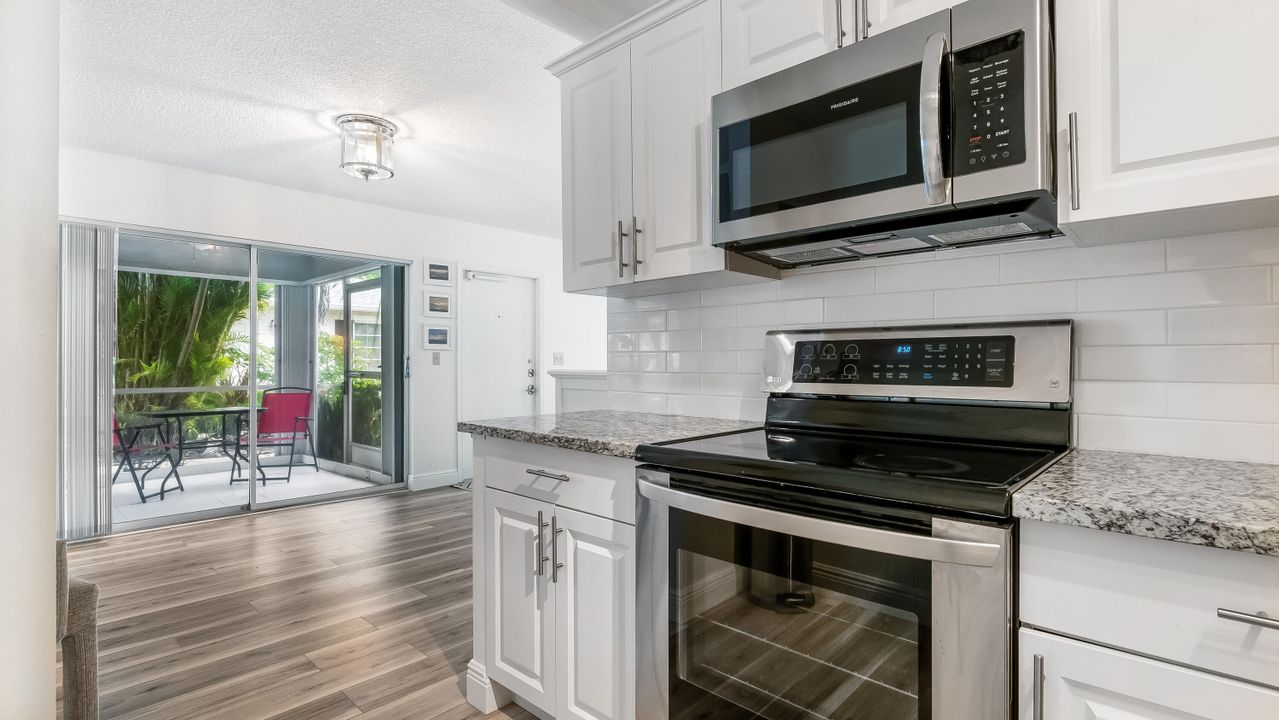 For Sale: $259,900 (2 beds, 2 baths, 1238 Square Feet)