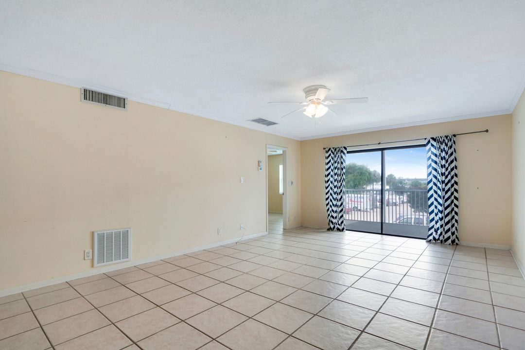 For Sale: $300,000 (2 beds, 2 baths, 936 Square Feet)