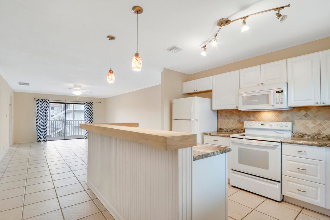 For Sale: $300,000 (2 beds, 2 baths, 936 Square Feet)