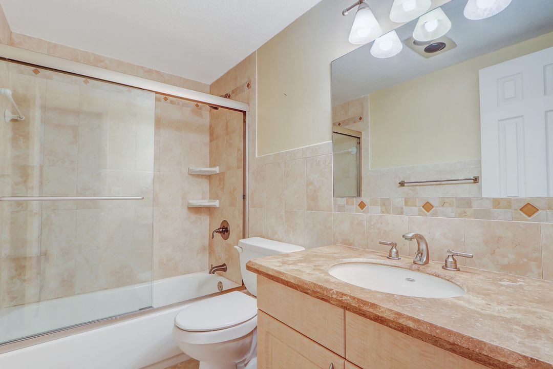 For Sale: $300,000 (2 beds, 2 baths, 936 Square Feet)