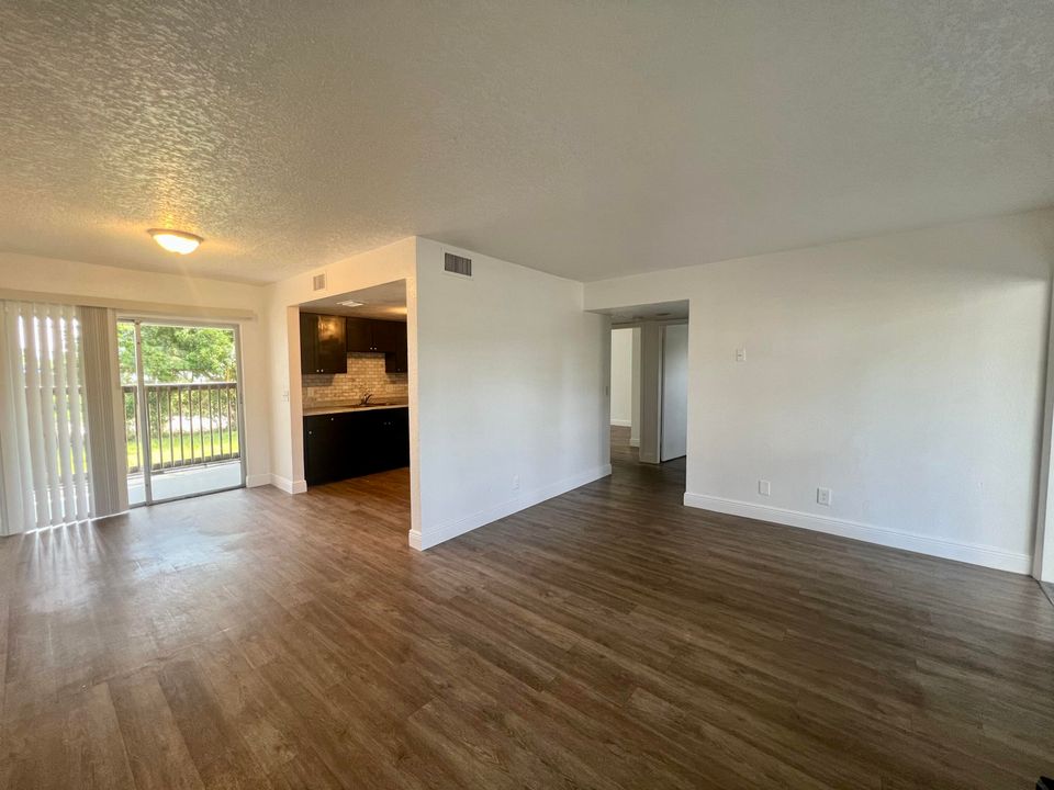 Recently Rented: $2,100 (2 beds, 2 baths, 935 Square Feet)