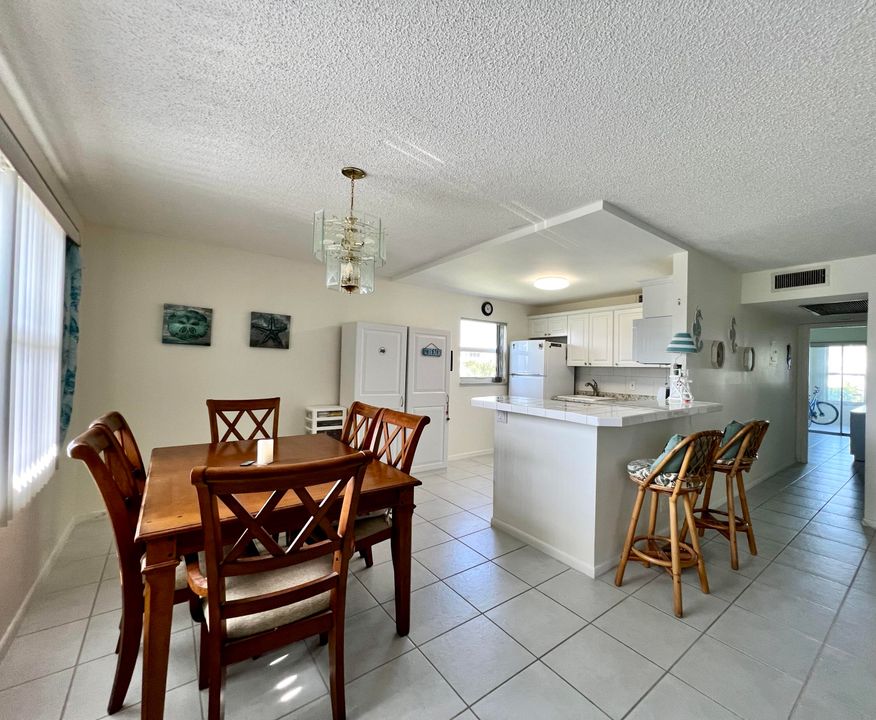 For Sale: $290,000 (2 beds, 2 baths, 1062 Square Feet)