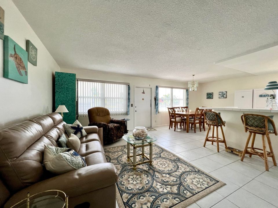 For Sale: $290,000 (2 beds, 2 baths, 1062 Square Feet)