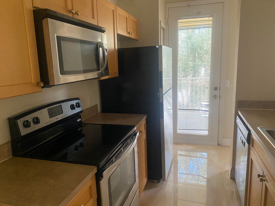 For Rent: $2,200 (1 beds, 1 baths, 815 Square Feet)