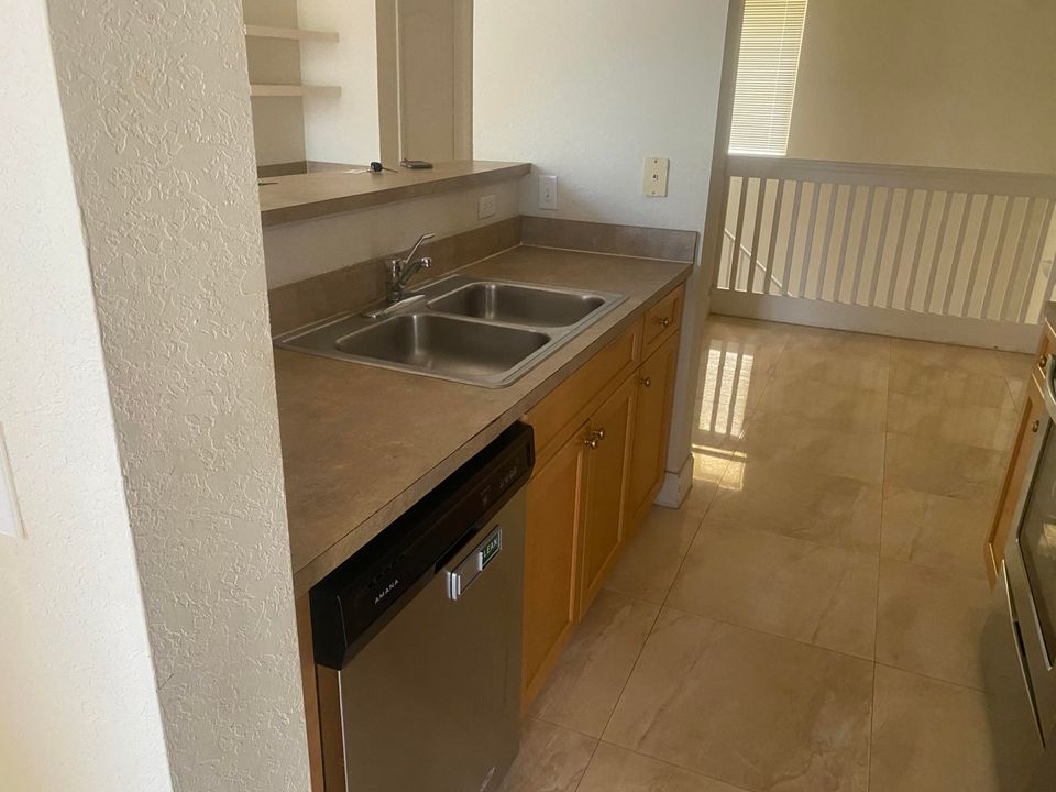 For Rent: $2,200 (1 beds, 1 baths, 815 Square Feet)