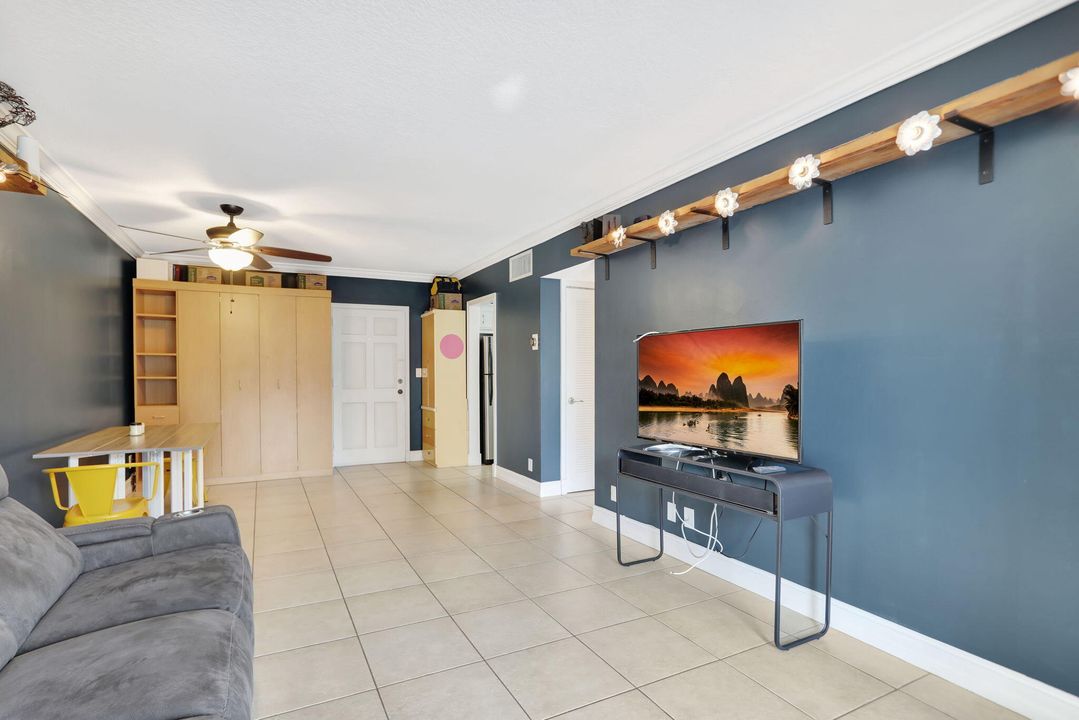 Active With Contract: $1,950 (1 beds, 1 baths, 590 Square Feet)