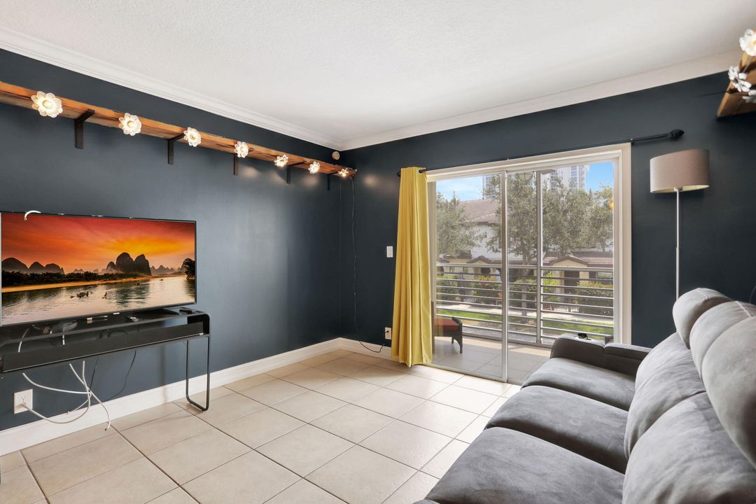 Active With Contract: $1,950 (1 beds, 1 baths, 590 Square Feet)