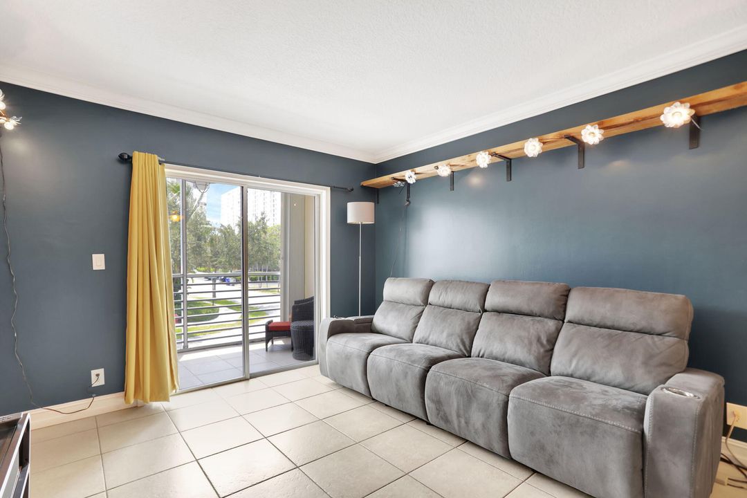 Active With Contract: $1,950 (1 beds, 1 baths, 590 Square Feet)