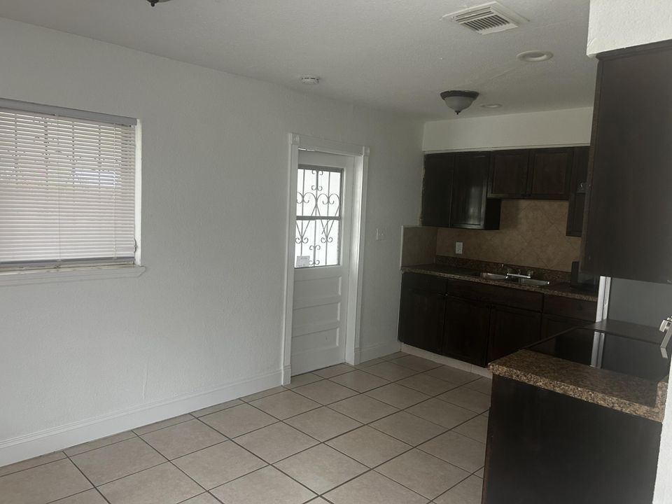 For Rent: $2,000 (3 beds, 1 baths, 816 Square Feet)