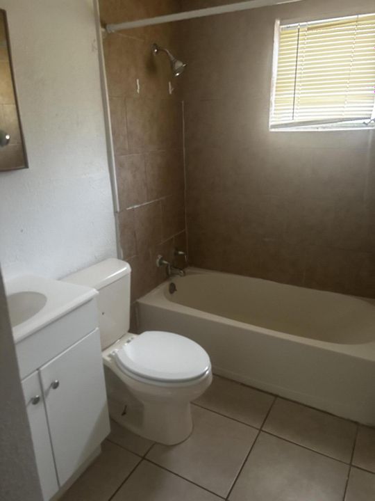 For Rent: $2,000 (3 beds, 1 baths, 816 Square Feet)