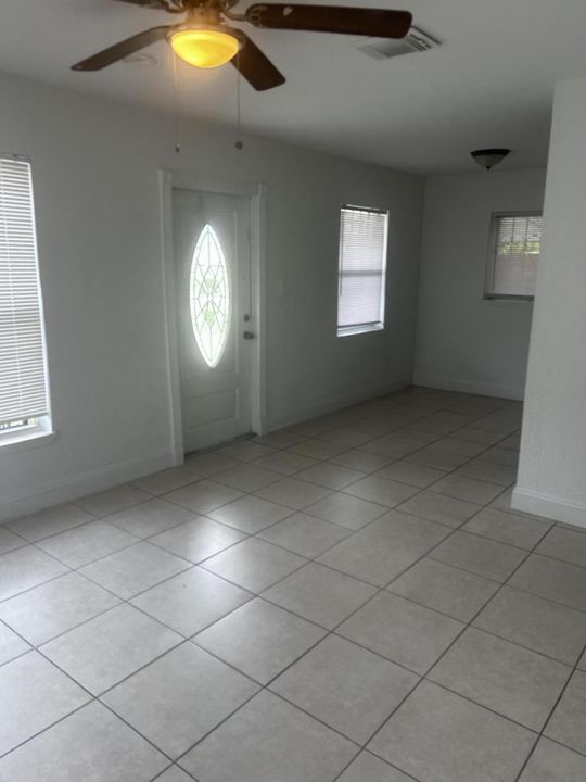 For Rent: $2,000 (3 beds, 1 baths, 816 Square Feet)